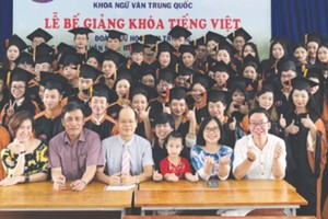 在典禮上，各留學生向老師們道謝及拍照留念。