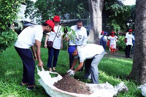 代表們在動物園一起參加植樹。（圖源：越通社）