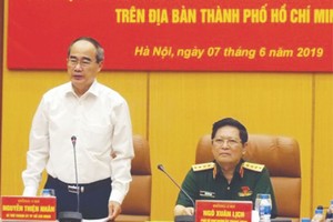 黨中央政治局委員、中央軍委副書記、國防部長吳春歷大將及黨中央政治局委員、市委書記阮善仁共同主持會議。（圖源：互聯網）