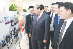 阮春福總理參觀對外通訊 圖片展。（圖源：互聯網）