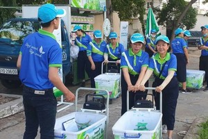 第六郡婦聯會正式配合西貢紙業股份公司成立“綠化隊”。