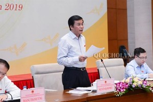 國會秘書長、國會辦公廳主任、編纂組主任阮幸福（中）主持會議並發言。（圖源：Quochoi.vn）