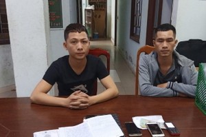 被扣留的2名黑幫份子武文後（左）和陶如維。（圖源：文進）