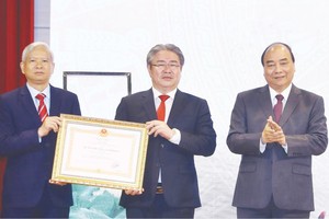 阮春福總理向國家行政學院頒授二等勞動勳章。（圖源：越通社）