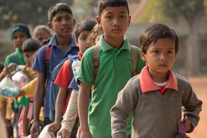 印度阿薩姆邦（Assam）一間學校門口每星期都會出現一個奇景，就是學生手持一大袋塑膠垃圾排隊進入校園，原來一袋袋垃圾對他們而言就是「學費」。（圖源：互聯網）