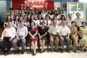 應屆畢業生與校長、老師合照。