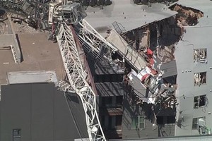 起重機砸中旁邊一座公寓樓的東部住宅區以及車庫。（圖源：CNN）