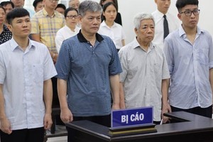 出庭受審的4名被告陳德政（左一）、阮玉事（左二）、張文線（右二）及范青山（右一）。（圖源：越勇）