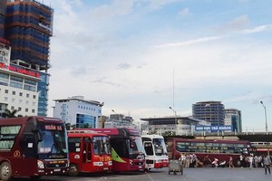 交通警察局建議在客車上安裝攝像頭。附圖是河內美庭客車站。