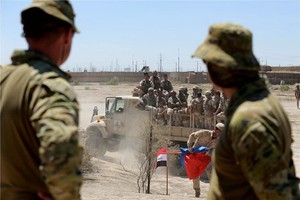 圖為新西蘭、澳大利亞士兵與伊拉克安全部隊，日前在塔吉基地進行演訓。（圖源：AP）