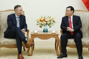 政府副總理王廷惠(右)接見耐克集團(Nike)副主席克里斯‧黑爾策。（圖源：越通社）