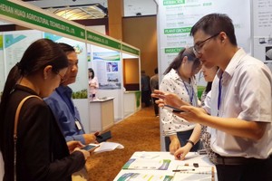 越南與中國企業家在展會上交流。