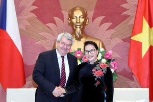 國會主席阮氏金銀（右）接見捷克共和國眾議院副議長、捷克和摩拉維亞共產黨主席沃伊捷赫‧菲利普。（圖源：越通社）