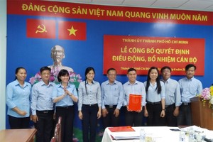 市委民運處舉行的所屬綜合與行政科成立《決定》公佈儀式。（圖源：市黨部新聞網）