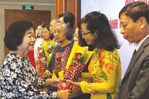 原國家副主席張美華贈送鮮花給熱心人士。