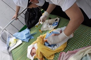 被遺棄的男嬰已獲送往廣義省婦產與兒童醫院，受到醫療照護。（圖源：）