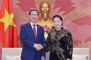 國會主席阮氏金銀(右)接見韓越友好議員小組主席金賀勇。（圖源：戰勝）