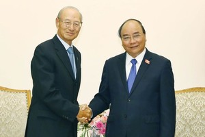 政府總理阮春福（右）接見新加坡嘉德置地集團總裁黃記祖。（圖源：越通社）