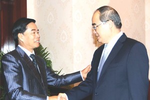 市委書記阮善仁接見萬象 市委書記辛拉馮。（圖源：越通社）