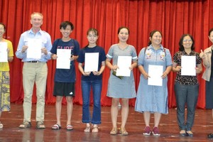 學員頒發結業證書及硬體字比賽優秀獎狀。