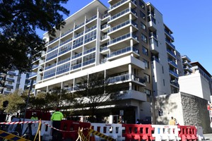 當地時間15日，悉尼南部的Mascot Towers大廈空無一人。（圖源：AAP）