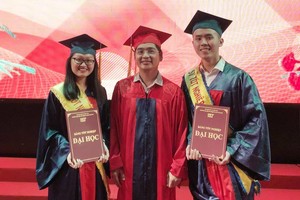 中文學系副主任阮福祿向兩名榜首學生頒發畢業證書。