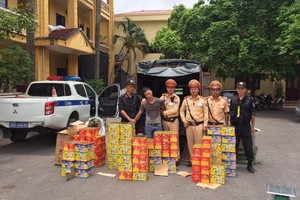 查獲近300公斤鞭炮及被扣留的司機阮春平（左二）。（圖源：AT）