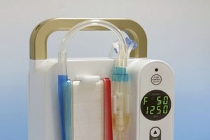 日本開發的便攜式新型血液淨化裝置。（圖源：共同社）