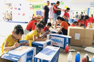 小朋友在 KizCiti“環保學院”製作垃圾箱。