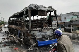 臥鋪客車僅遺留被燒焦的鐵框。（圖源：KT）