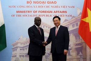 政府副總理、外交部長范平明（右）與科特迪瓦共和國（象牙海岸）外交部長馬塞爾‧阿蒙‧塔諾舉行會談。（圖源：海明）