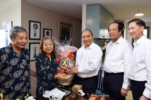 阮春福總理向資深新聞工作者贈送禮物祝賀。（圖源：越通社）