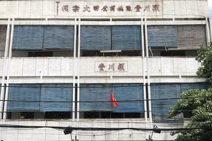 董事們在校舍前留影， 已為修建工作準備就緒。