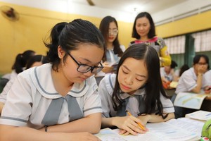 市雄王高中學校十二年級學生正溫習地理科。