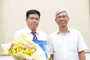 新任市交通運輸廳副廳長裴和安（左）。（圖源：自忠）