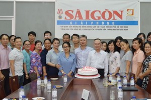 本報編輯部成員聚會。