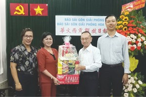 范興主任（右二）接受第八郡黨政領導贈送的賀禮。