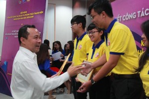 市國立大學副校長武海君副教授（左）向市自然科學大學共青團先進集體和優秀個人頒發獎狀。（圖源：番安）