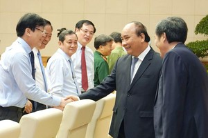 政府總理阮春福與新聞工作者交流。（圖源：光孝）