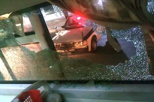 臥鋪客車遭人擲石頭砸破玻璃窗，導致一名女乘客受傷。（圖源：CTV）