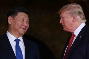 美國總統特朗普當地時間18日表示，中國國家主席習近平同意下星期在日本大阪舉行的G20峰會上與他會晤。圖為去年11月底特朗普與習近平在北京會面。（圖源：路透社）