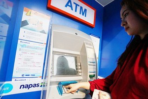 各家銀行正加強安全性，但消費者仍要提高警惕。