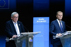 歐委會主席容克(左)和歐洲理事會主席圖斯克 (右)在布魯塞爾歐盟峰會首日的記者會。（圖源：AFP）