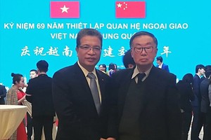 2019年1月17日張加祥（右）在慶祝越中建交69週年招待會上同越南駐華大使鄧明魁在一起。