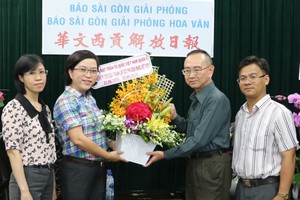 范興主任接受張副主席贈送的鮮花。