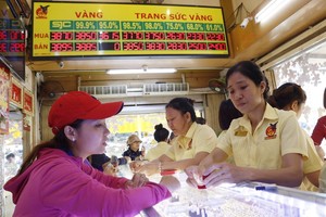 6月21日消費者在本市的一家金鋪裡選購金飾。（圖源：玉鳳）