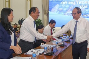 市委書記阮善仁與各代表交流。（圖源：勇芳）