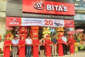 Bita's在芹苴市寧喬郡會安坊舉行平新鞋品專售店開張儀式。
