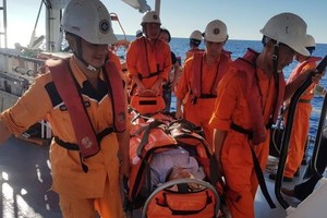 救援人員及時將中風患者送回陸地救治。（圖源：CTV）