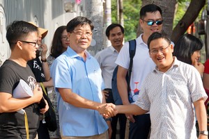 市法律大學副校長陳黃海（左二）與被分配到滀臻省執行監考任務的講師們握手道別。（圖源：權陳）